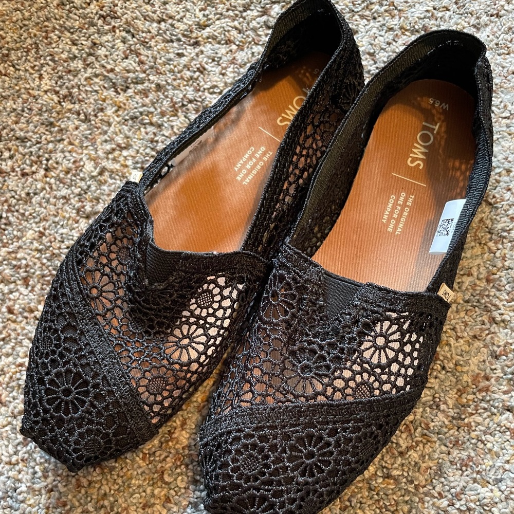 Black lace Toms